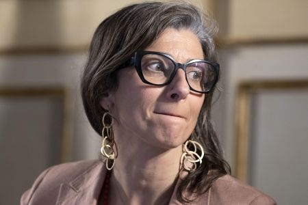 Genova, incontro con Albanese spostato ai Luzzati. Cavo (NM): "Problema è data, non sede". Salis: "Destra condanna relatrice Onu, non saluti romani"