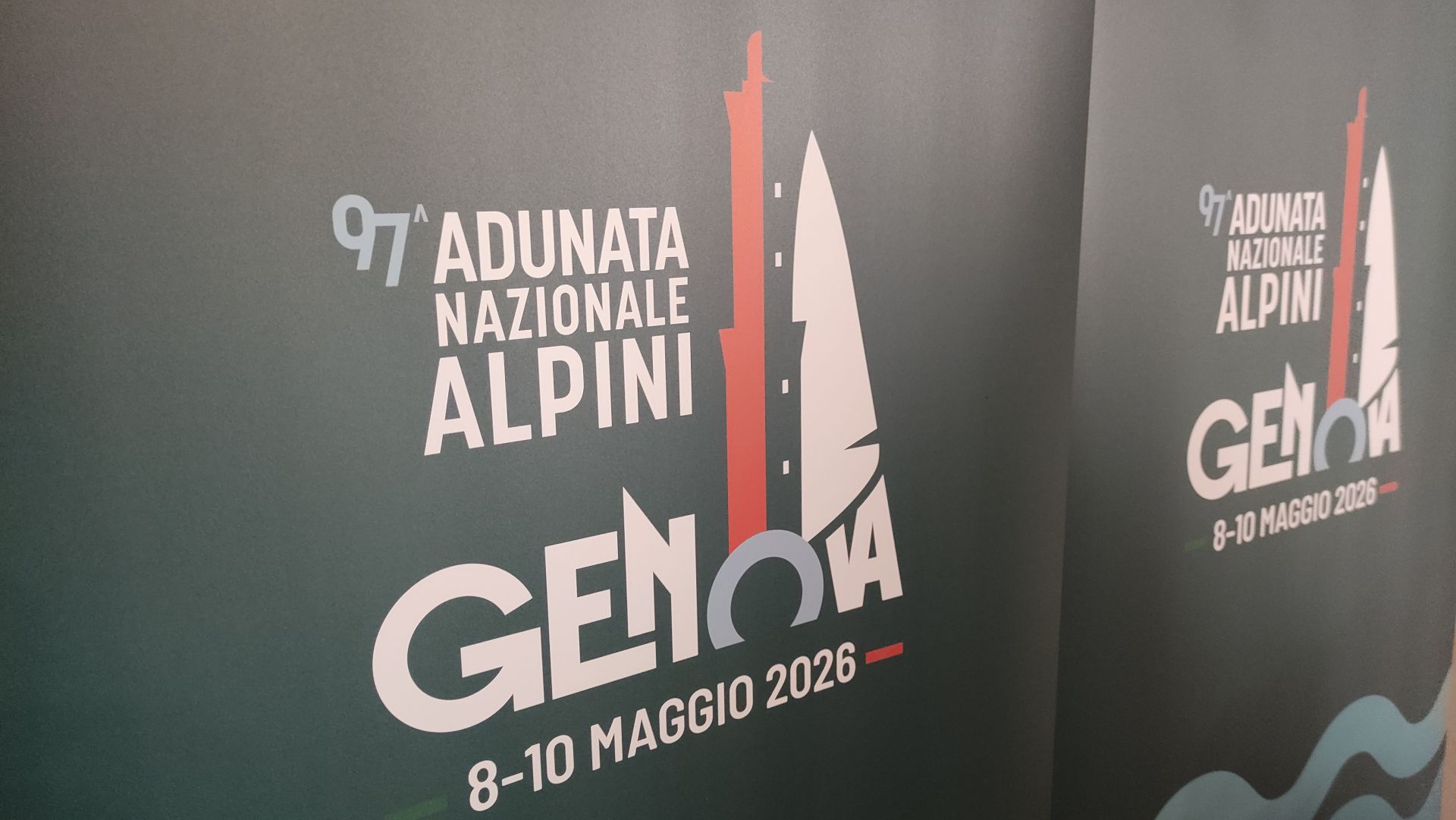 Adunata degli Alpini, attese 400mila persone  a Genova. Lanterna, Biosfera e penna nera formano il logo dell'evento 