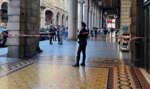 Genova: allarme bomba in via XX Settembre, trolley sospetto fatto brillare dagli artificieri