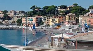 Genova, è ancora estate: caldo e spiagge affollate
