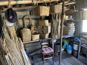 Mercoledì sera Benvenuti in Liguria a casa di Bacci, il cestaio che insegna l'arte ai giovani 