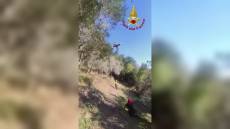 Donna precipita con il parapendio in un uliveto, trasportata in elicottero al San Martino