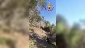 Donna precipita con il parapendio in un uliveto, trasportata in elicottero al San Martino