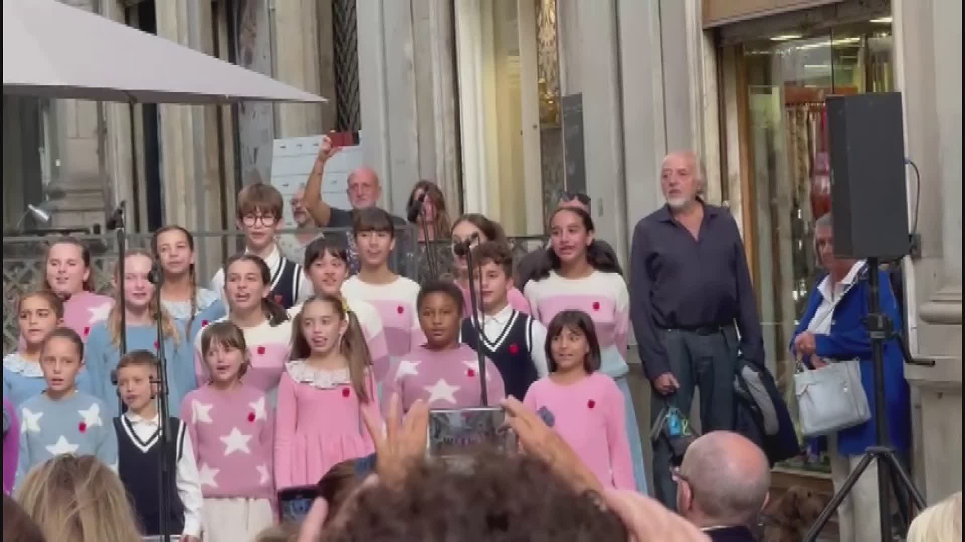 Lo Zecchino d’Oro incanta Genova: folla in Galleria Mazzini per il Piccolo Coro dell’Antoniano