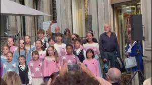 Lo Zecchino d’Oro incanta Genova: folla in Galleria Mazzini per il Piccolo Coro dell’Antoniano