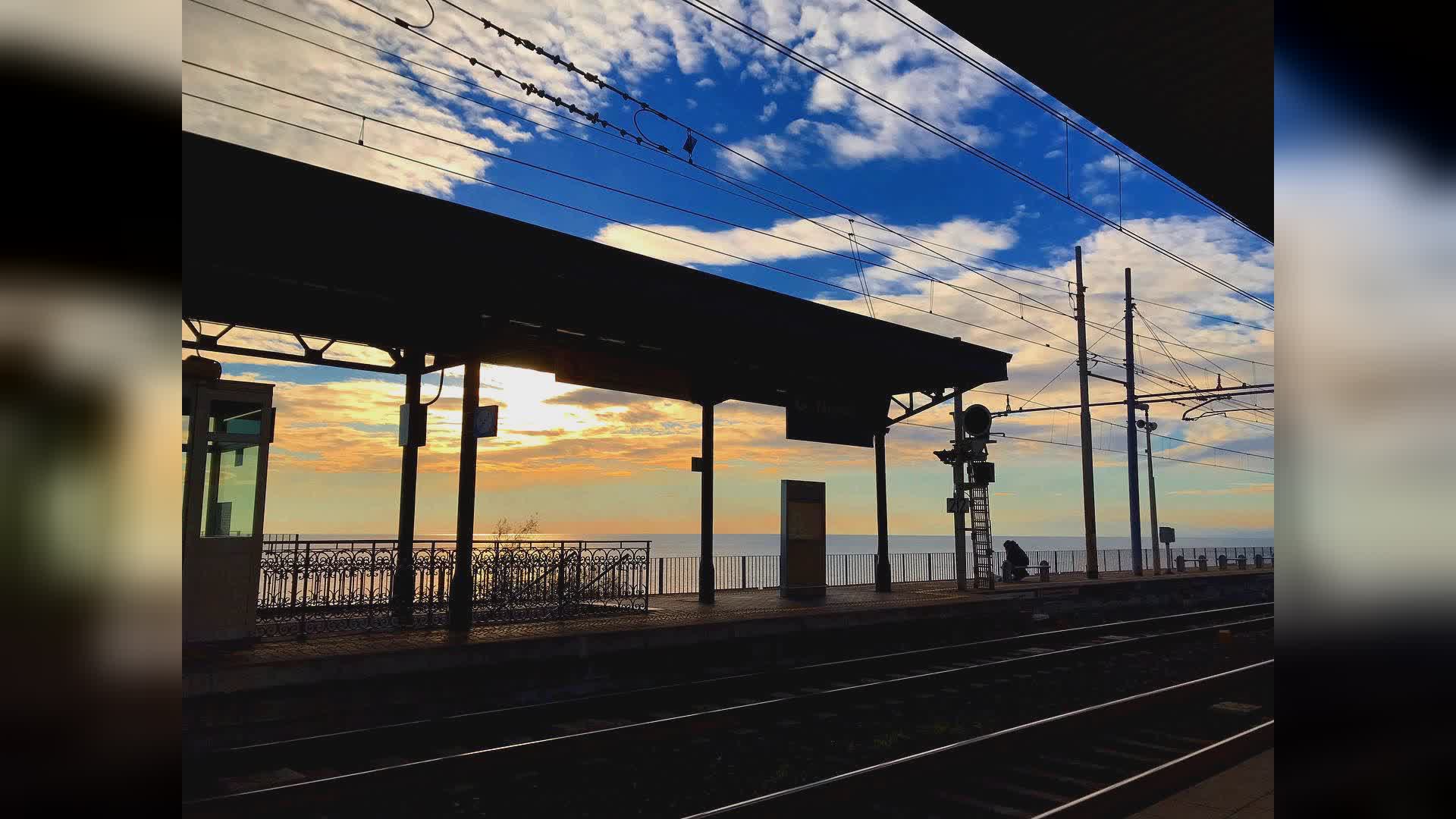 Caos sui binari tra Genova e La Spezia: guasto a un treno merci a Nervi, traffico in tilt