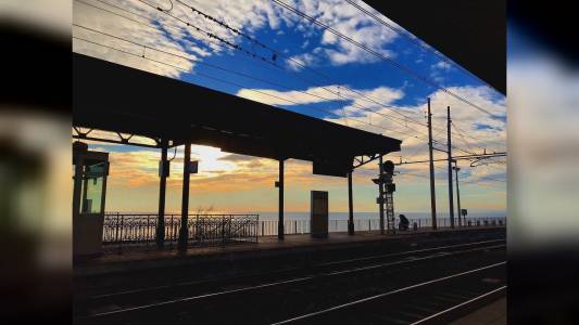 Caos sui binari tra Genova e La Spezia: guasto a un treno merci a Nervi, traffico in tilt