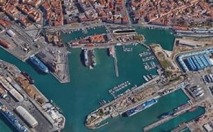 Parto d’emergenza a bordo: nave diretta a Genova dirottata a Livorno nella notte