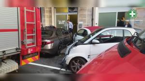 Genova, auto perde il controllo in via Bologna: colpisce auto in sosta e una vetrina, due feriti