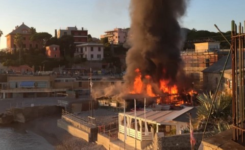 Incendio distrugge i bagni Doria tra Quarto e Quinto, nessun ferito