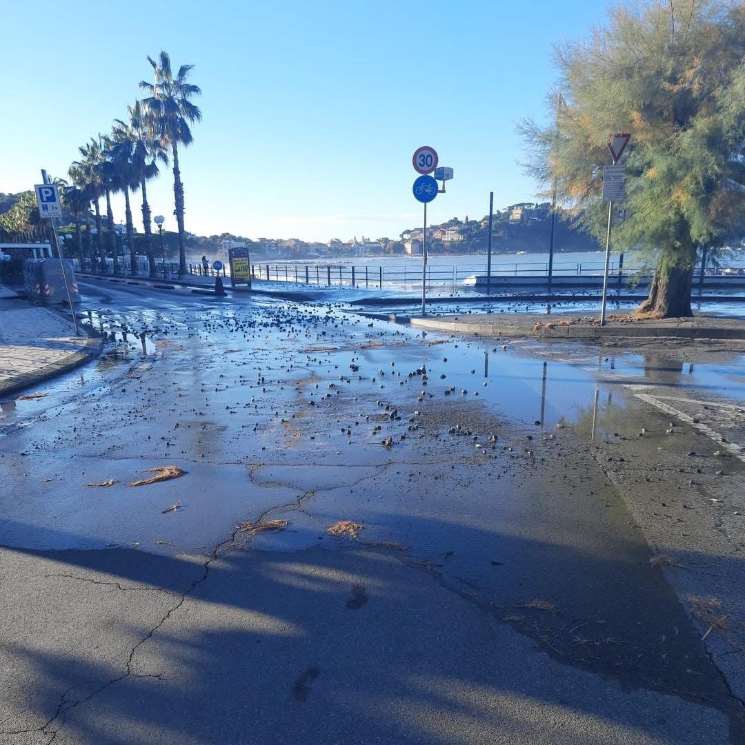 Mareggiata a Sestri Levante: chiuso lungomare Descalzo e Park Sant’Anna