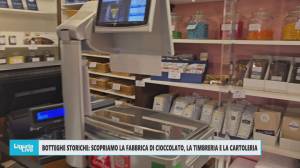 Viaggio nelle botteghe storiche di Genova, tra la 'fabbrica di cioccolato', la timbreria e la cartoleria