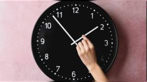 Torna l'ora solare, nella notte tra sabato e domenica lancette indietro di un'ora