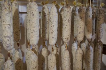 Sant'Olcese in festa con il nuovo ponte, ma c'è preoccupazione per il futuro del salame