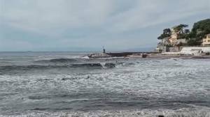 Vento e onde in Liguria: mare agitato ma i surfisti di Recco cavalcano le onde (VIDEO)