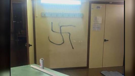Raid vandalico al “Da Vinci”, studenti al lavoro per ripulire la scuola. Sindaca Salis: “Siete magici”. Indagini in corso