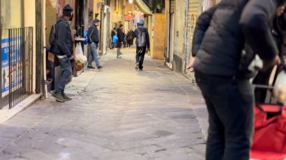 Genova, giovane donna incinta accoltellata in via Pré: è grave. Fermata un’altra donna