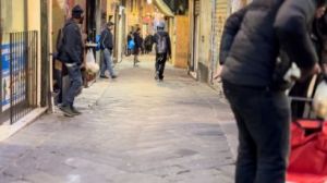 Genova, giovane donna incinta accoltellata in via Pré: è grave. Fermata un’altra donna