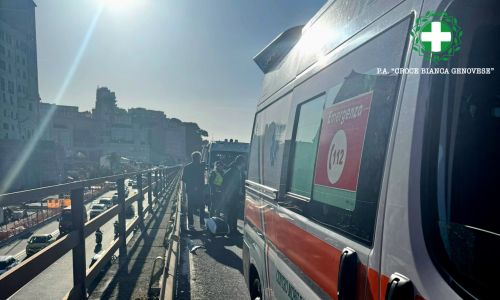 Genova, mattinata di incidenti in Sopraelevata, tre scooteristi feriti in due incidenti