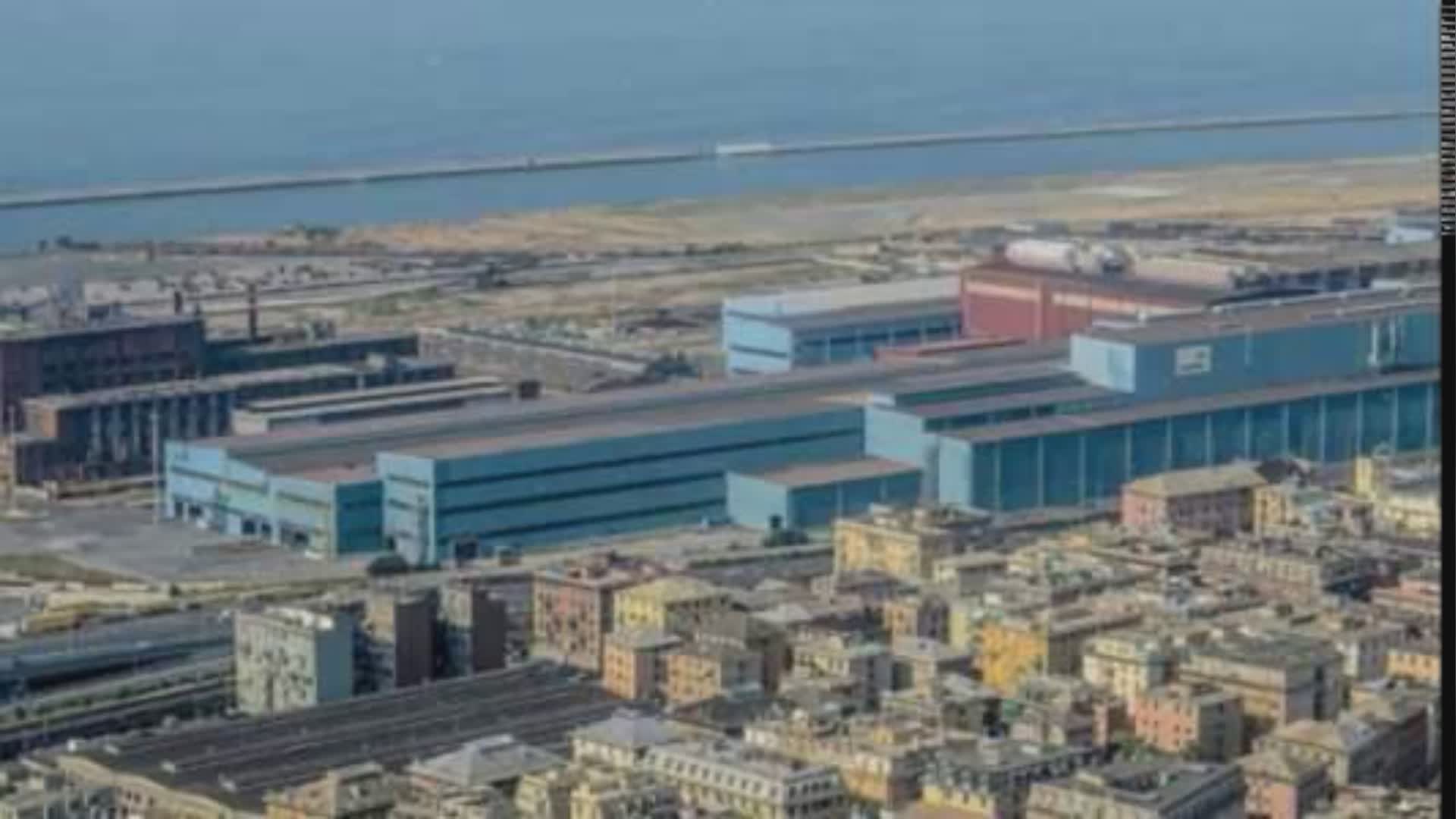 Ex Ilva, due molotov e un cartello "No al forno" davanti allo stabilimento di Cornigliano