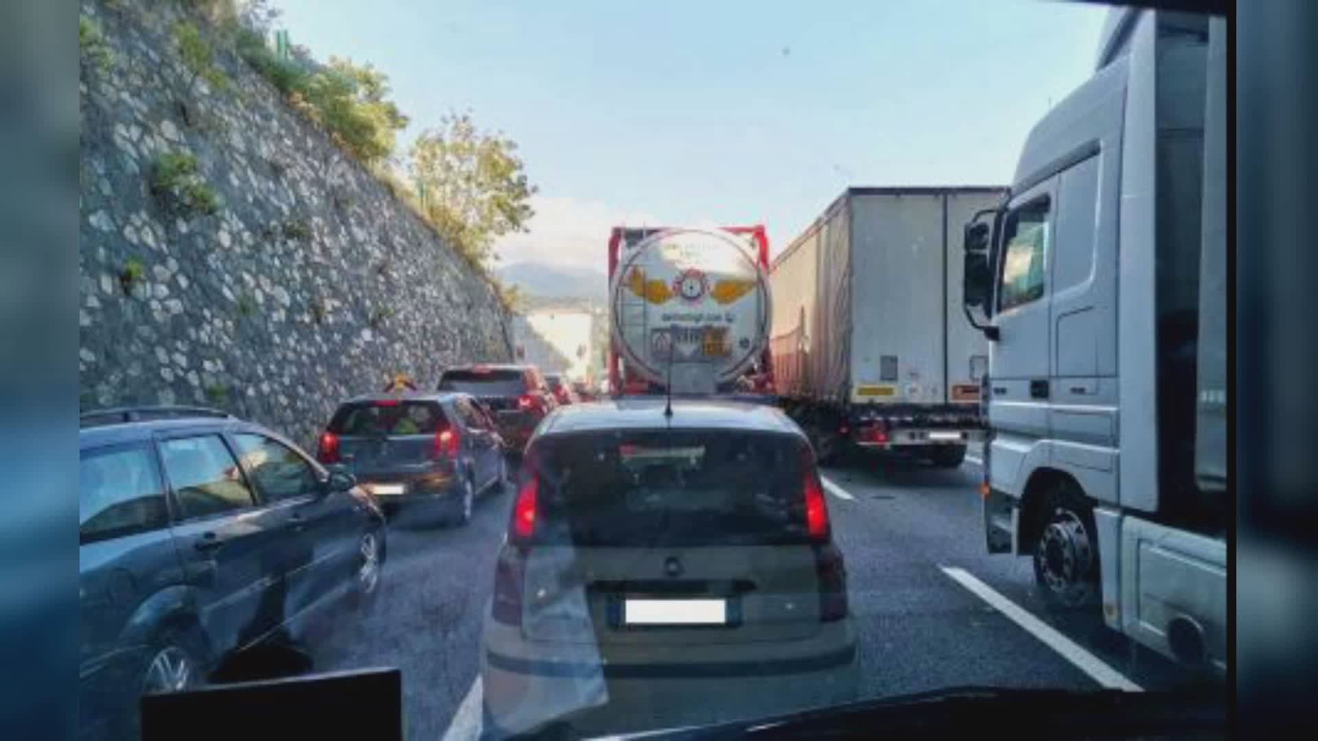 A7, camionista travolge auto e fugge: tre feriti, illeso un bambino di 20 mesi