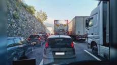 A7, camionista travolge auto e fugge: tre feriti, illeso un bambino di 20 mesi