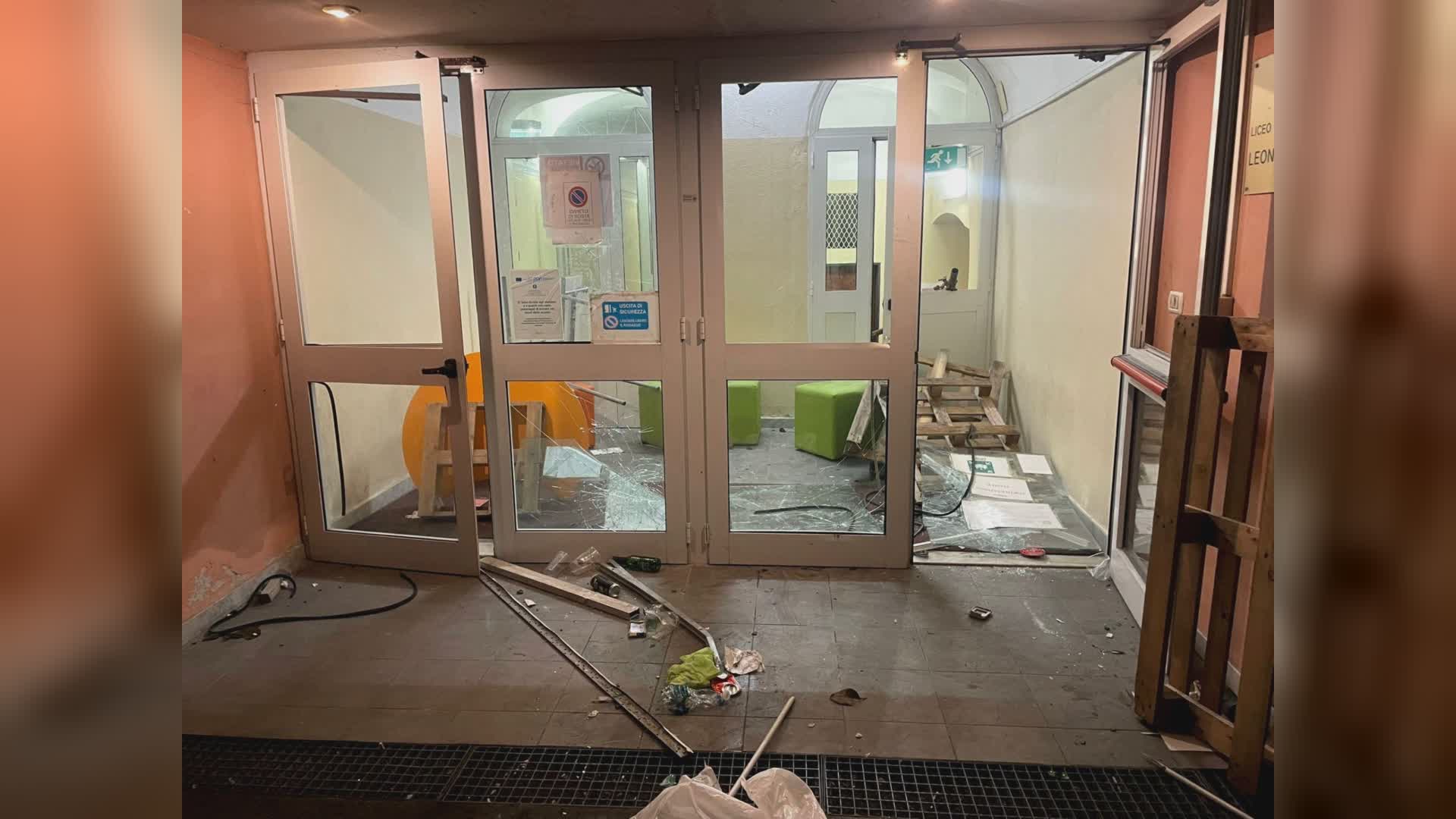 Raid vandalico al liceo Da Vinci: tra gli assalitori anche un 18enne