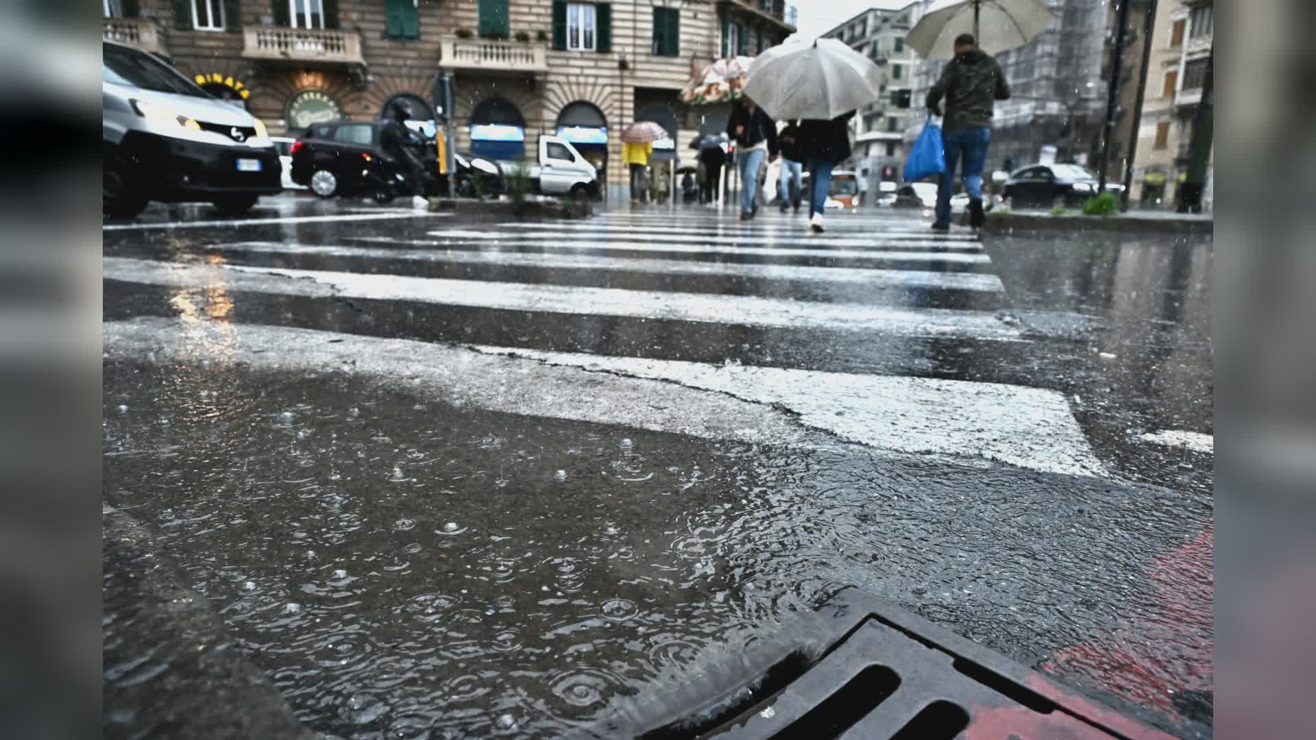 Genova, mattinata difficile sulle strade: pioggia e asfalto viscido, serie di incidenti in città