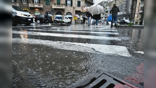 Genova, mattinata difficile sulle strade: pioggia e asfalto viscido, serie di incidenti in città