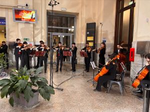 Musica tra i binari, l’Orchestra Paganini porta il Festival “OPA !n City” alla stazione di Genova Brignole