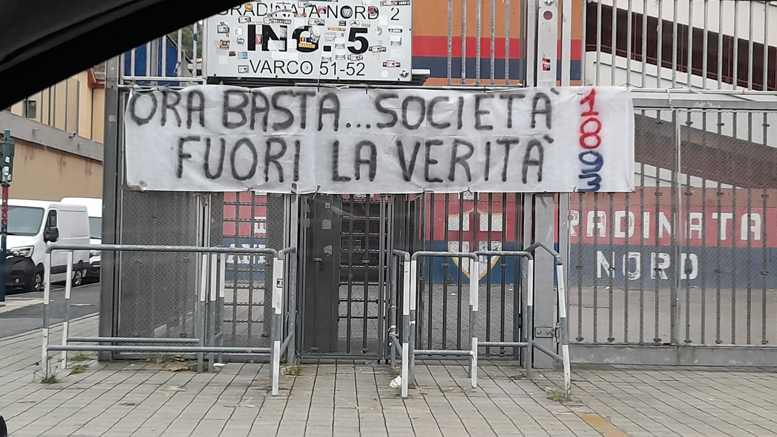 Genoa, continua la contestazione della tifoseria contro la società. Striscione "Ora basta, fuori la verità"