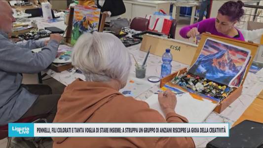 Pennelli, fili colorati e creatività: a Telenord gli anziani di Struppa che riscoprono il piacere di stare insieme
