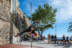 Alassio: sindaco Melgrati inaugura tra le polemiche primo palo pubblico per pole dance in Liguria