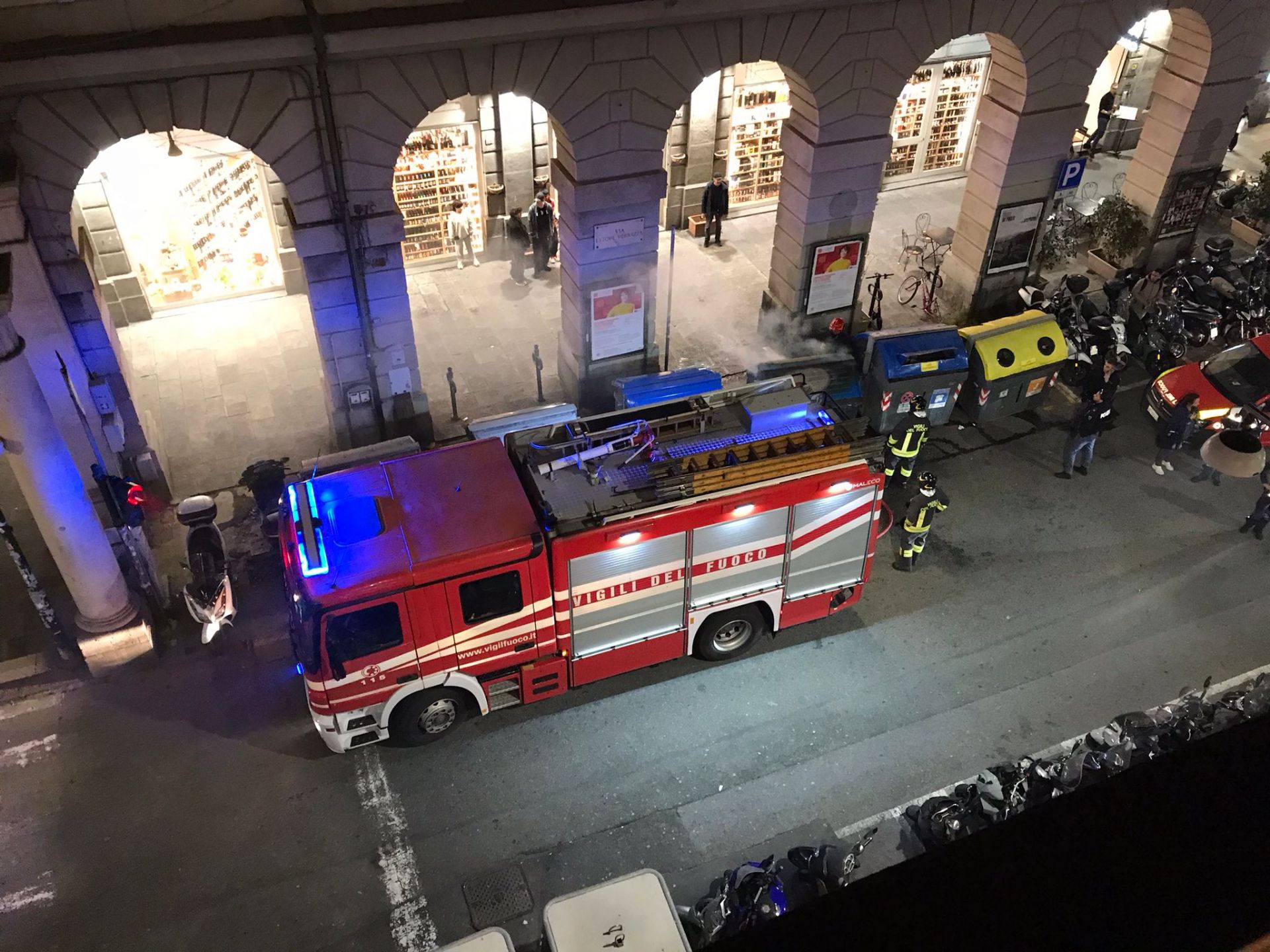 Genova, a fuoco un cassonetto in via Vernazza, vicino a Piazza De Ferrari (VIDEO)