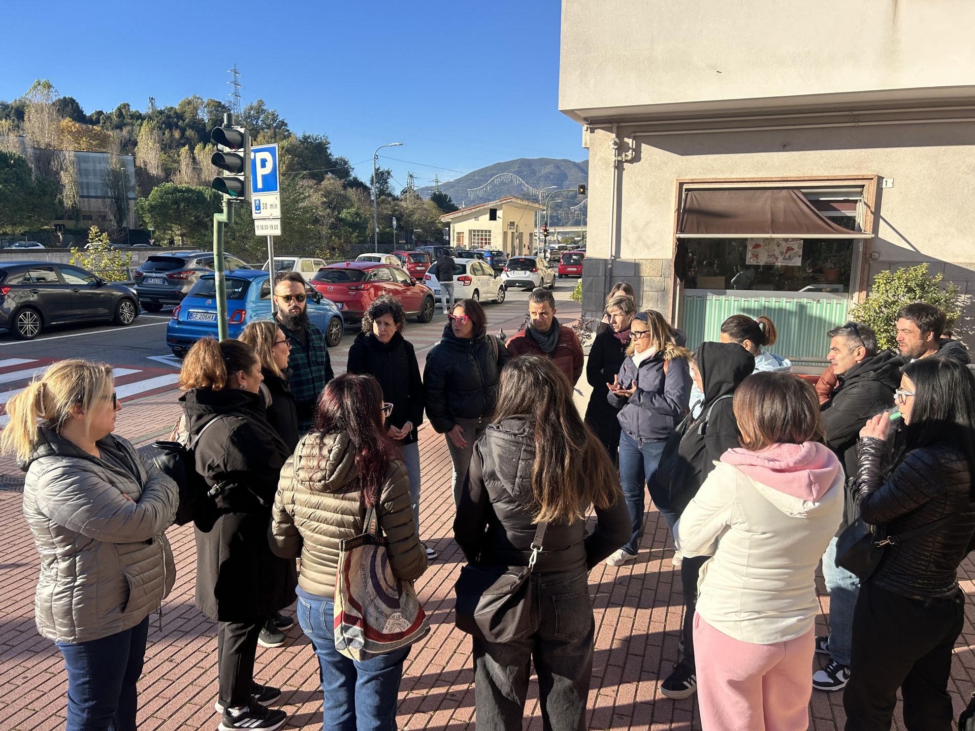 Caos mensa a Sant'Olcese, genitori protestano davanti alla scuola: "Corpi estranei nei pasti"