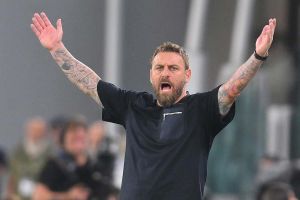 Da Genova al Genoa: De Rossi venne esonerato dalla Roma dopo un pari coi rossoblu. Con la viola non sarà in panchina.          
