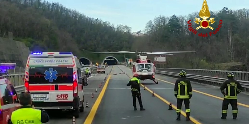 Tamponamento in A26, interviene l’elisoccorso: un ferito trasferito al San Martino