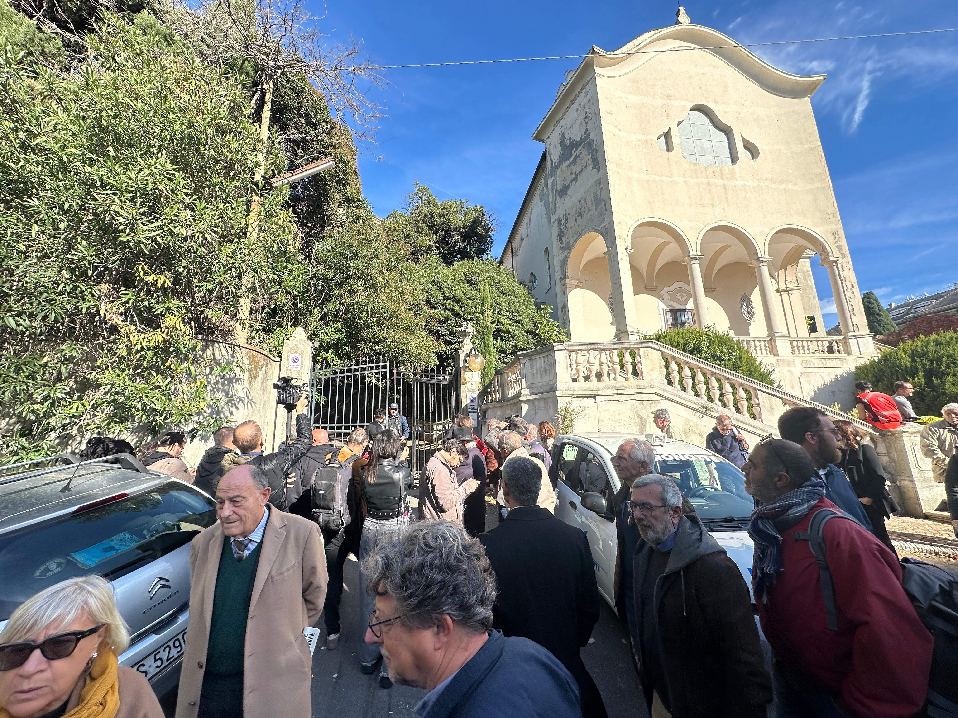 Casa Raphael, il Comune di Genova trasferisce 60 persone in strutture alberghiere