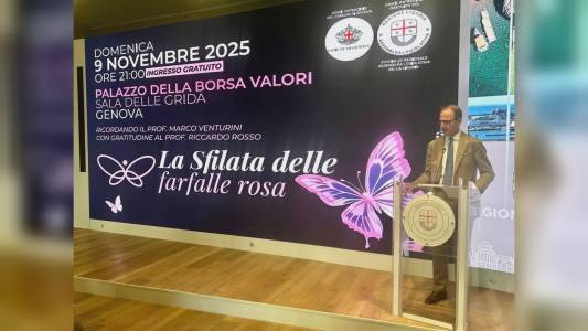 Farfalle rosa, donne in cura e guarite sfilano con dottoresse e infermiere