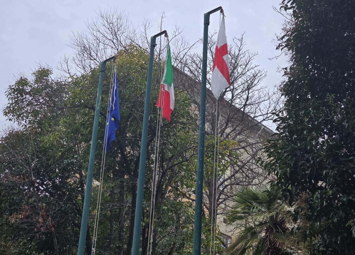 Le Bandiere Istituzionali sventolano al Coronata Campus: segno di unità e comunità