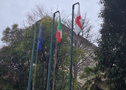 Le Bandiere Istituzionali sventolano al Coronata Campus: segno di unità e comunità