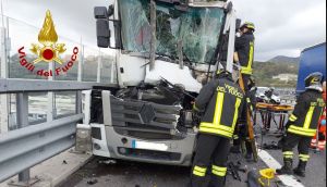 Schianto tra due tir sul Ponte San Giorgio: traffico paralizzato per due ore e due autisti in gravi condizioni