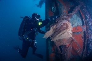 Genova, liberati i fondali da una maxi rete fantasma: oltre una tonnellata rimossa dal mare grazie a WWF e Carabinieri subacquei