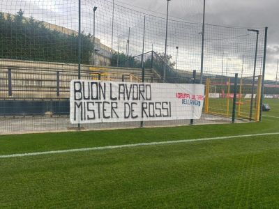 Genoa: “Buon lavoro mister De Rossi”: lo striscione dei tifosi al Signorini di Pegli