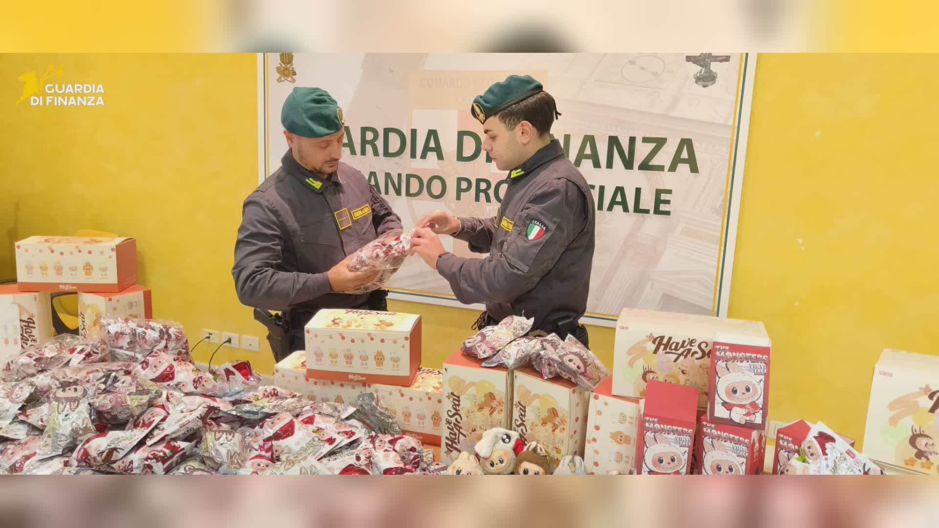 Genova, maxi sequestro della Guardia di Finanza: oltre 1 milione di articoli contraffatti per 3,5 milioni di euro