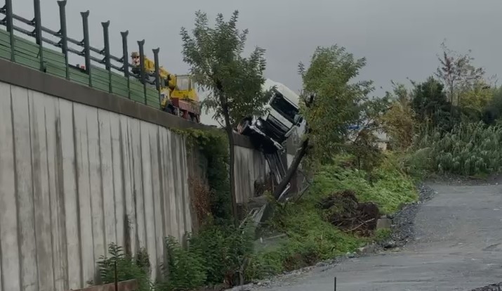 A10: Tir incastrato, autostrada in tilt tra Pra' e bivio A26