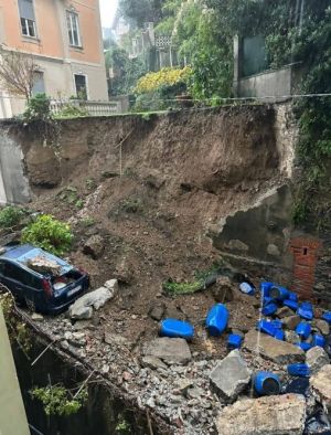 Maltempo Liguria, Rio Fegino esondato. A Pegli crolla un muraglione e travolge le auto