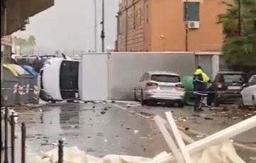 Maltempo, Genova: container caduti alle Dune a Prà, tromba d'aria a Pegli, camion abbattuto su un fianco e arredi urbani divelti (VIDEO)