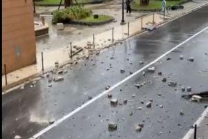 Maltempo, Genova: container caduti alle Dune a Prà, arredi urbani divelti sull'Aurelia a Pegli (VIDEO)