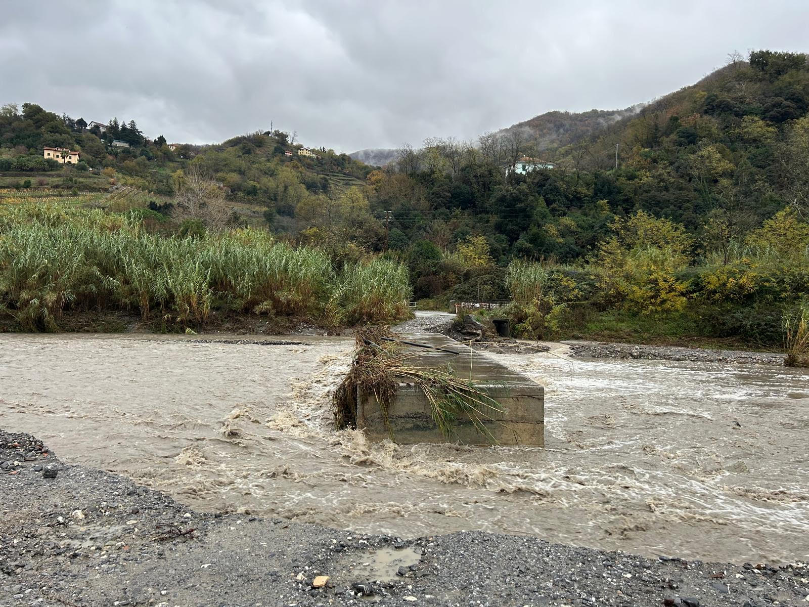 Serra Riccò: vanno a giocare a calcio, il torrente porta via il guado e le auto restano sull'altra sponda
